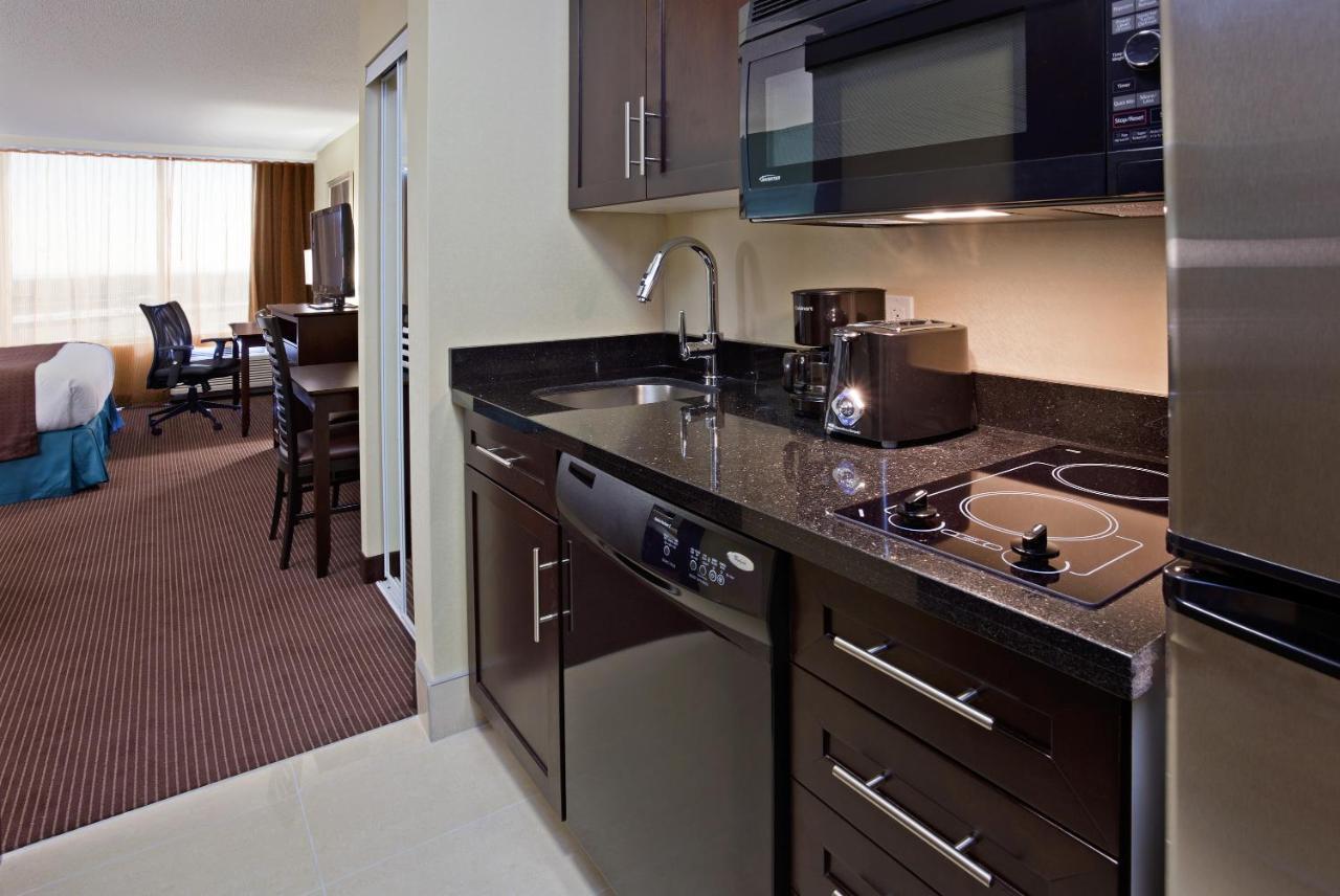 Doubletree By Hilton Pointe Claire Montreal Airport West Hotel Екстериор снимка