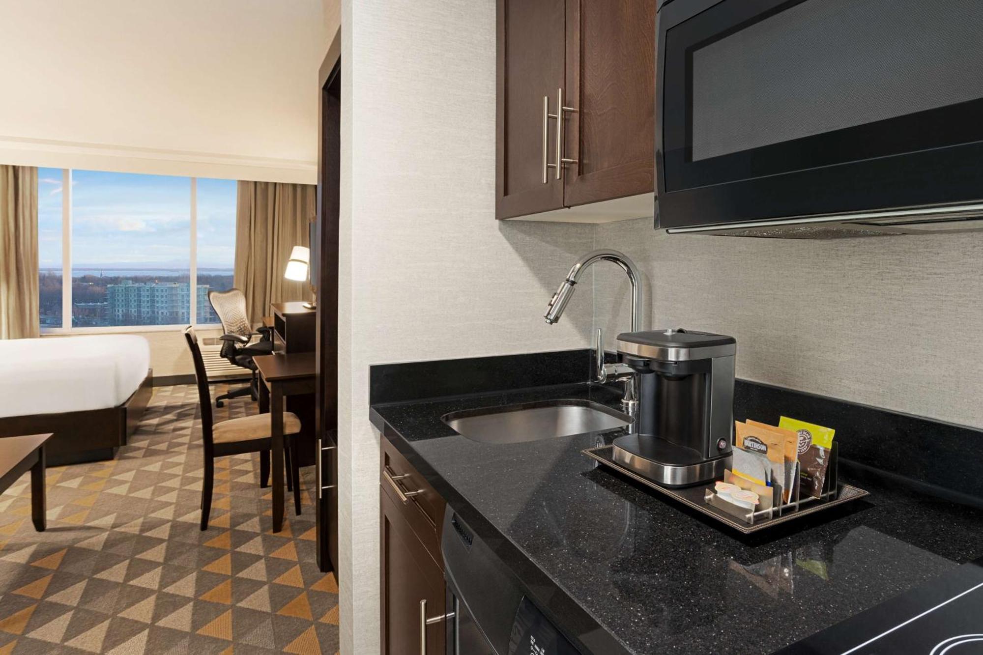 Doubletree By Hilton Pointe Claire Montreal Airport West Hotel Екстериор снимка