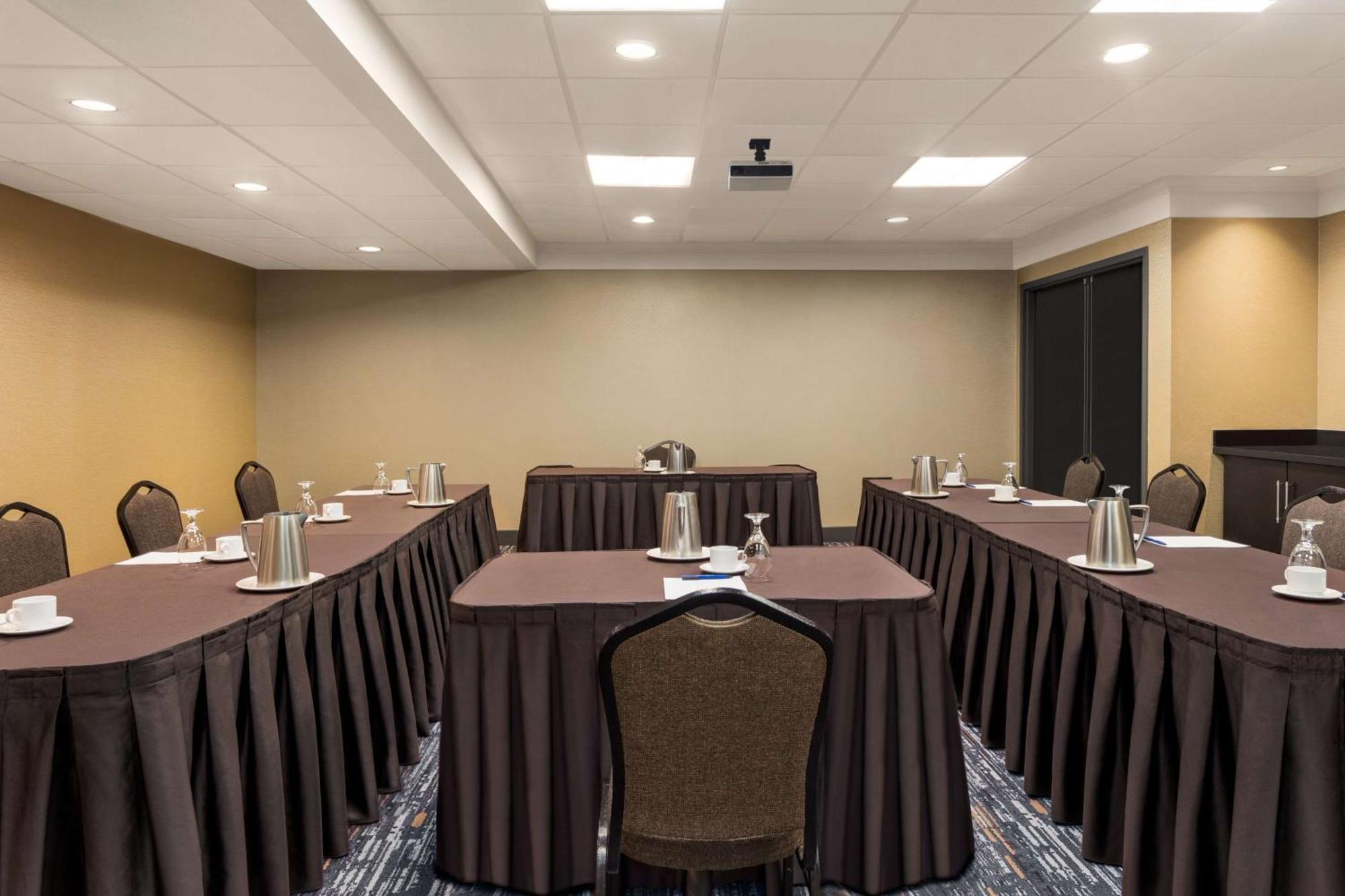 Doubletree By Hilton Pointe Claire Montreal Airport West Hotel Екстериор снимка