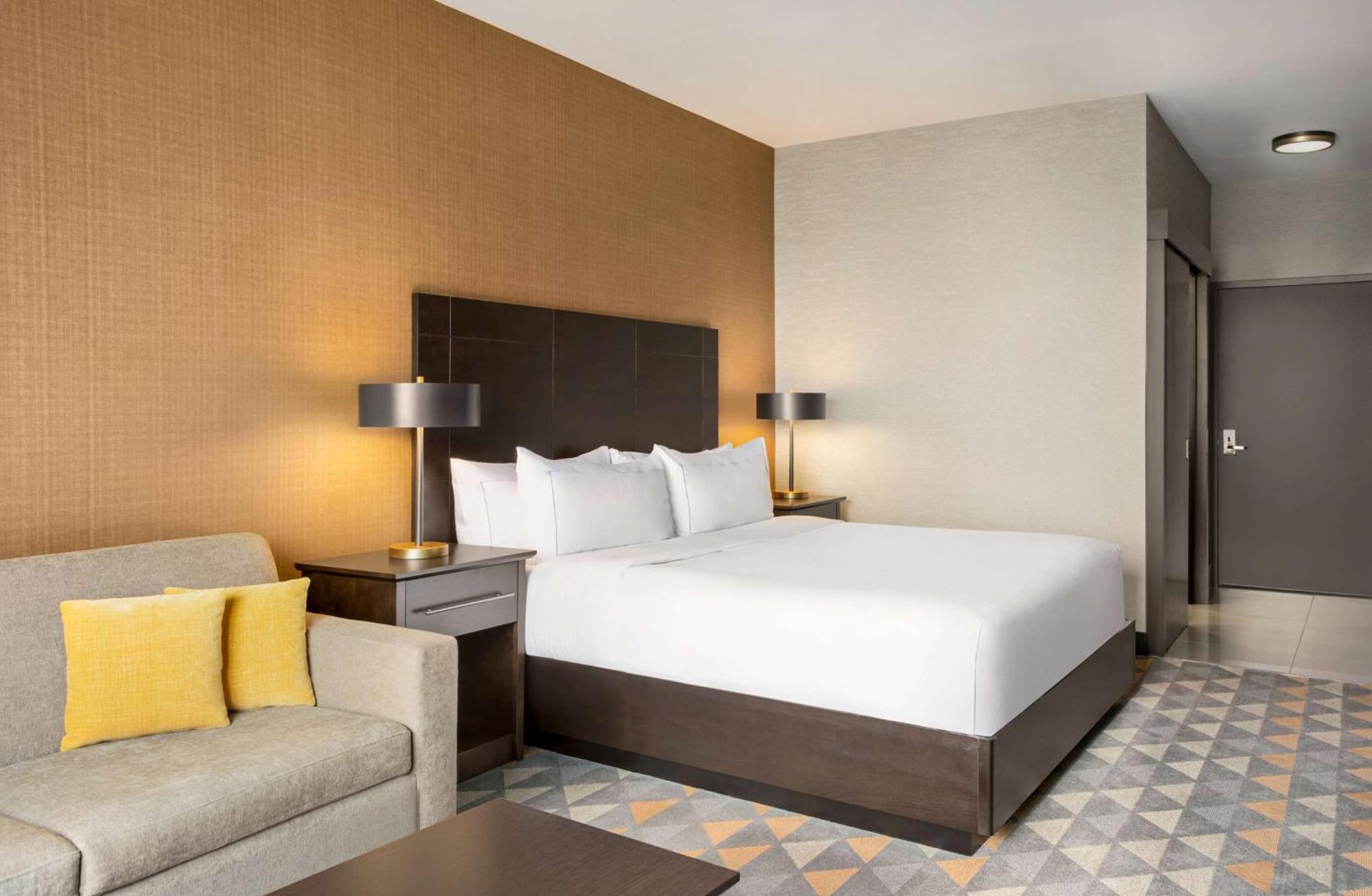 Doubletree By Hilton Pointe Claire Montreal Airport West Hotel Екстериор снимка