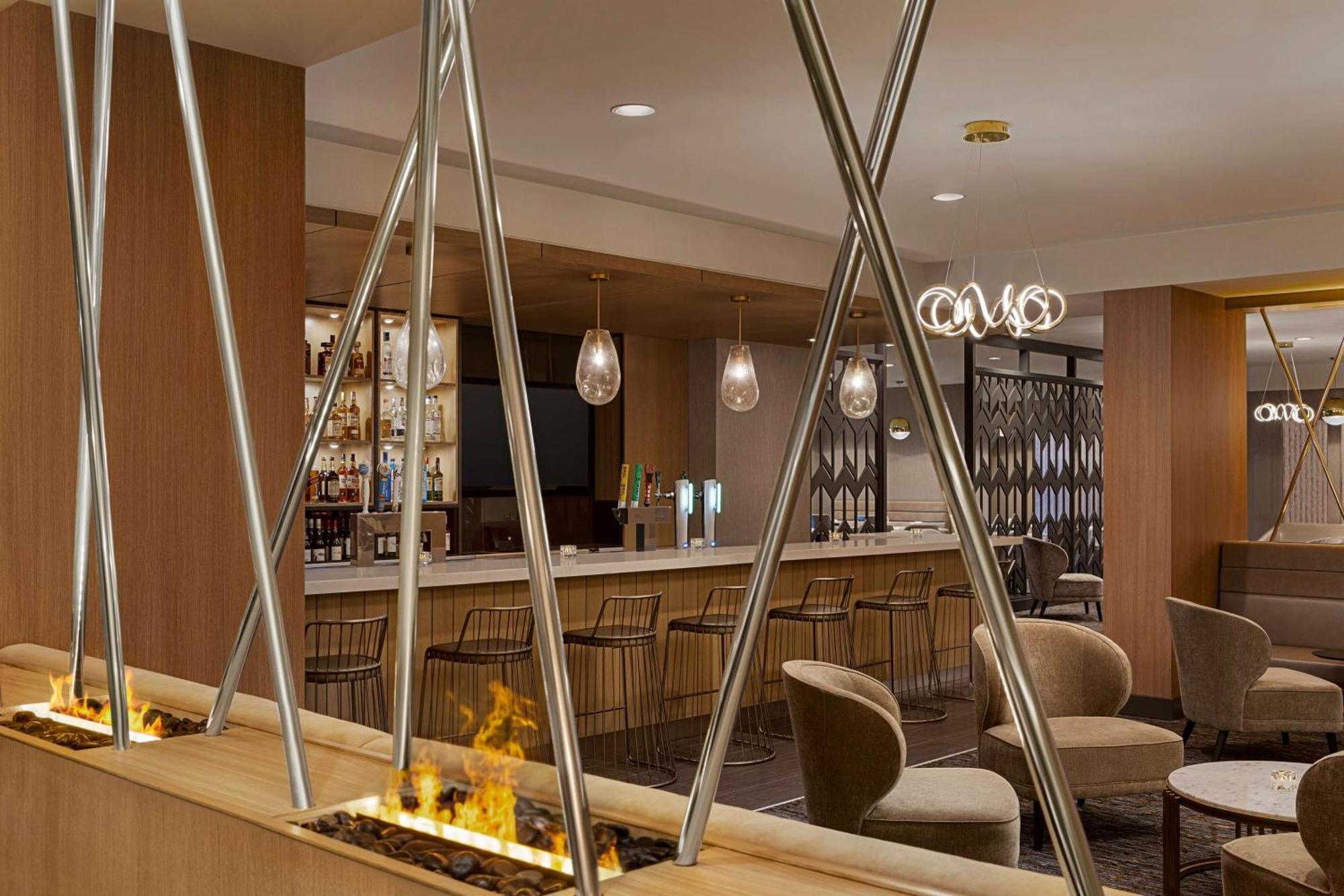 Doubletree By Hilton Pointe Claire Montreal Airport West Hotel Екстериор снимка