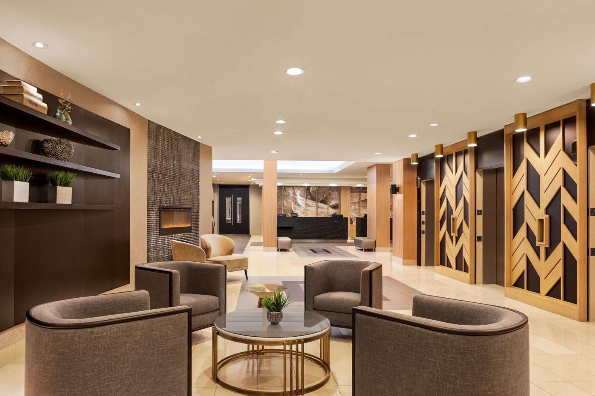 Doubletree By Hilton Pointe Claire Montreal Airport West Hotel Екстериор снимка