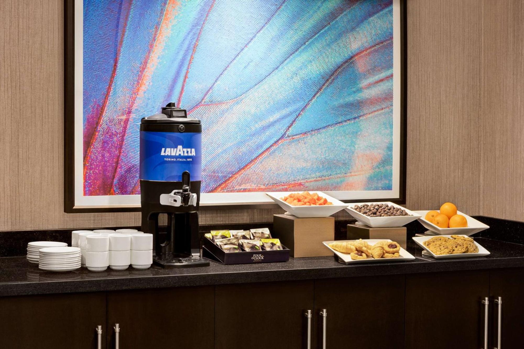 Doubletree By Hilton Pointe Claire Montreal Airport West Hotel Екстериор снимка